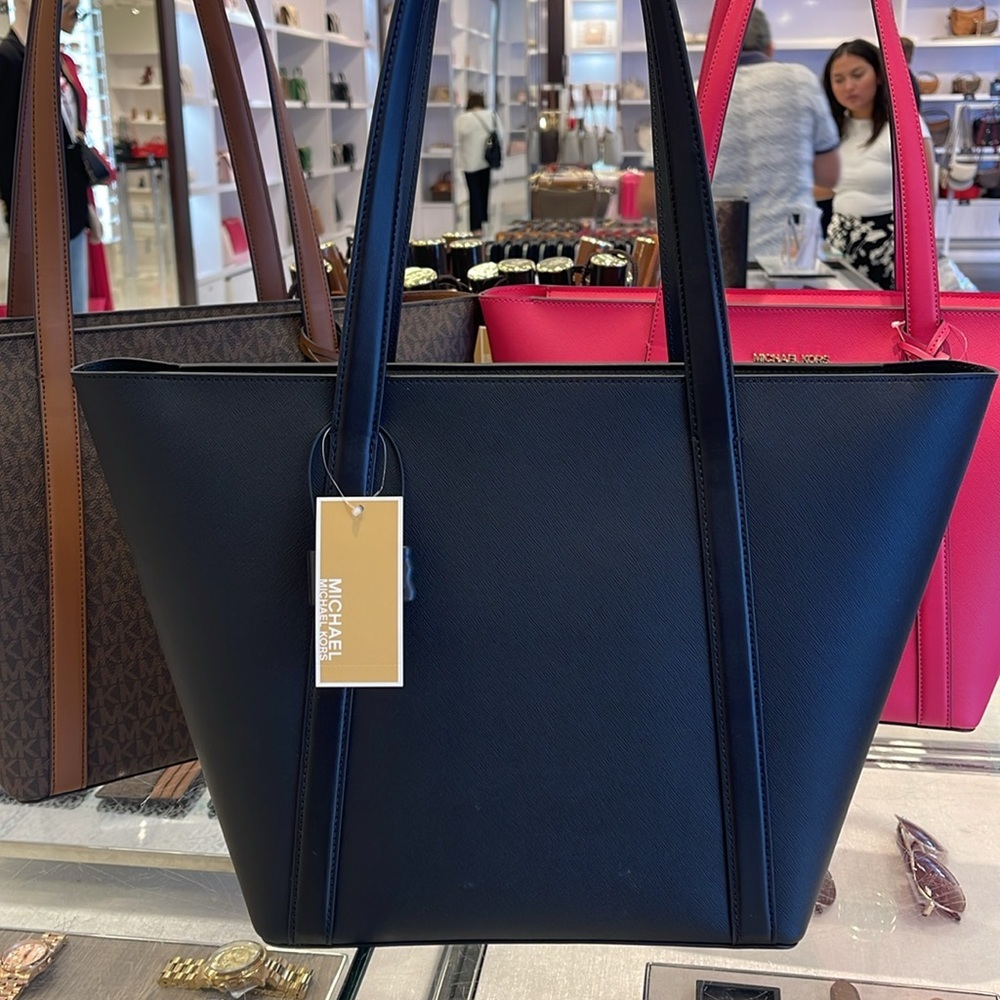 MICHAEL KORS 
Pratt Large Tote Shoulder Bag
COLOR BLACK
NWT - Picture 5 of 16